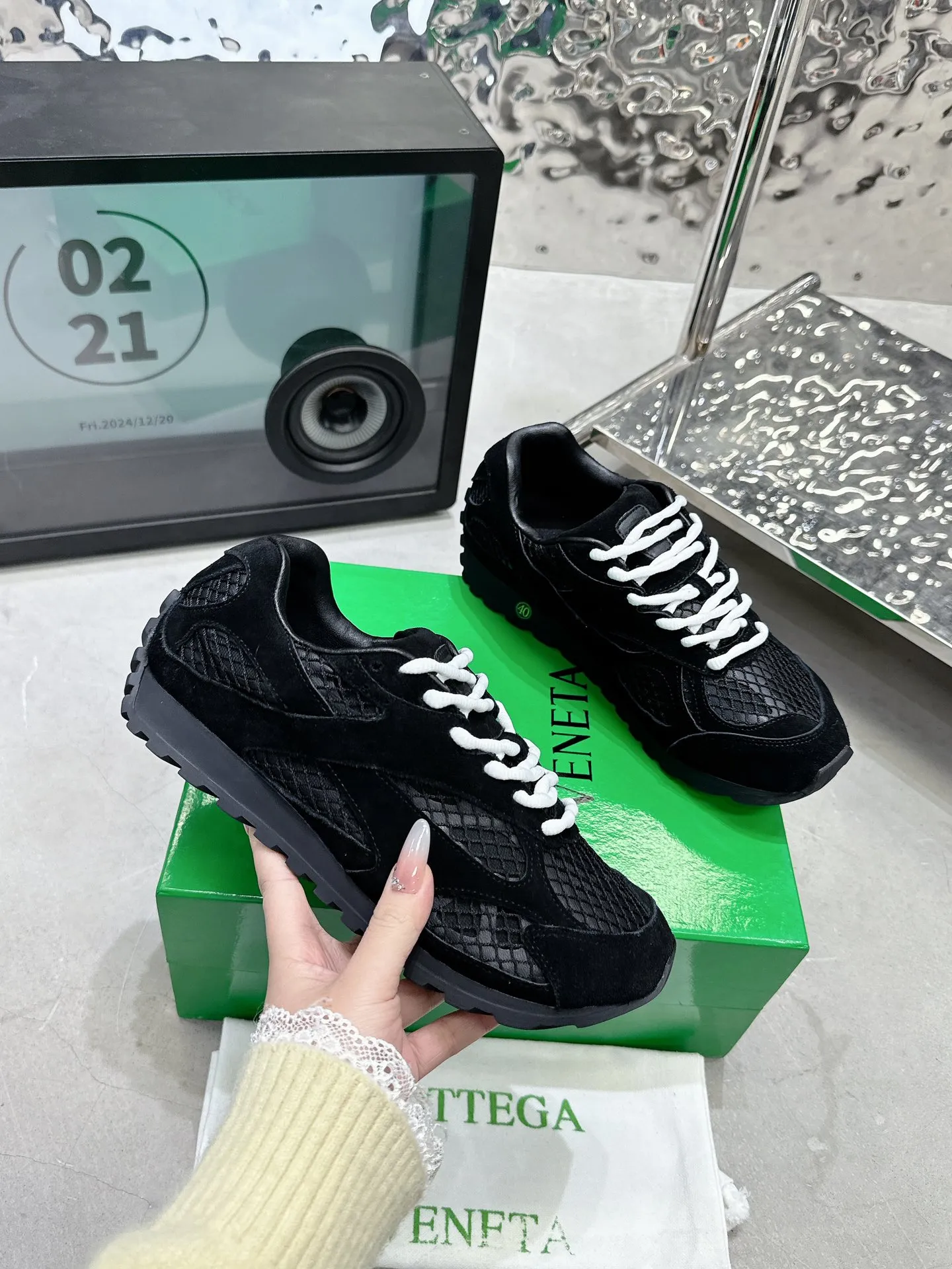 👟👟Ex-factory price 560👟👟 Men ➕20 💰𝐁𝐨𝐭𝐭𝐞𝐠𝐚 𝐕𝐞𝐧𝐞𝐭𝐚 Bodie Home Couple Style 👫BV Sports Shoes Wang Yibo Same Style Casual shoes for couples and dad shoes! Runner sneakers! Original purchase and development! Made of original lightweight technical mesh fabric, the same as the original version! The process is complicated! Paired with a geometric pattern designed rubber outsole, the higher version of the Wang Zha series is actually much taller, but the legs still look slim. Very nice. Durable and durable to play with, standard and version-matching shoe-packing technology. Look for high-end versions. The original outsole is exclusively molded, and the color-blocked TPU outsole is used. The material and weight are the same as the original! Size: Women’s size 35-41 (40 and 41 customized, non-refundable) Men’s size 39-45 (45 customized, non-refundable)